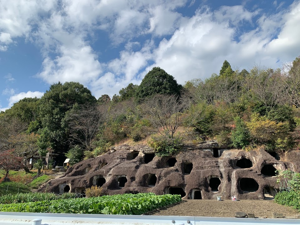 長岡百穴古墳 宇都宮環状線から見える謎の穴群が気になる不思議スポット アルクモノ